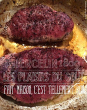Assaisonner côté chair vos filets de canard avec de la fleur de sel et le poivre de Tasmanie. Faire fondre doucement sur la peau des filets et cuire bleu.