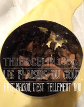 Etaler un gros morceaux de pâte feuilletée suffisamment large pour y déposer l’emporte pièce. A l’aide d’un pinceau, badigeonner la base de jaune. Placer emporte pièce de 65 mm sur la pâte feuilletée. Déposer dans le fond un peu de farce…