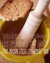 Piller au mortier les biscottes grossièrement.